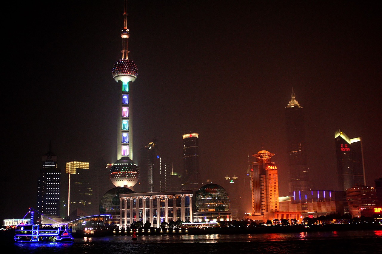 雨幕下的上海，夜色交響曲，璀璨與靜謐的交融